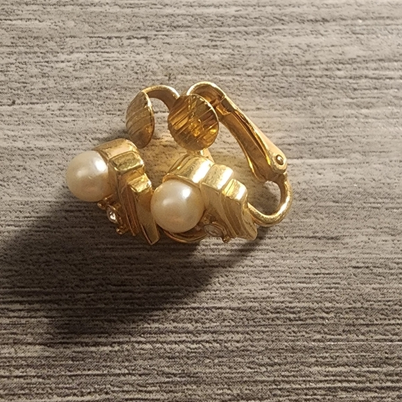 Elegant Gold Pearl Clip-On Earrings - Picture 1 of 3